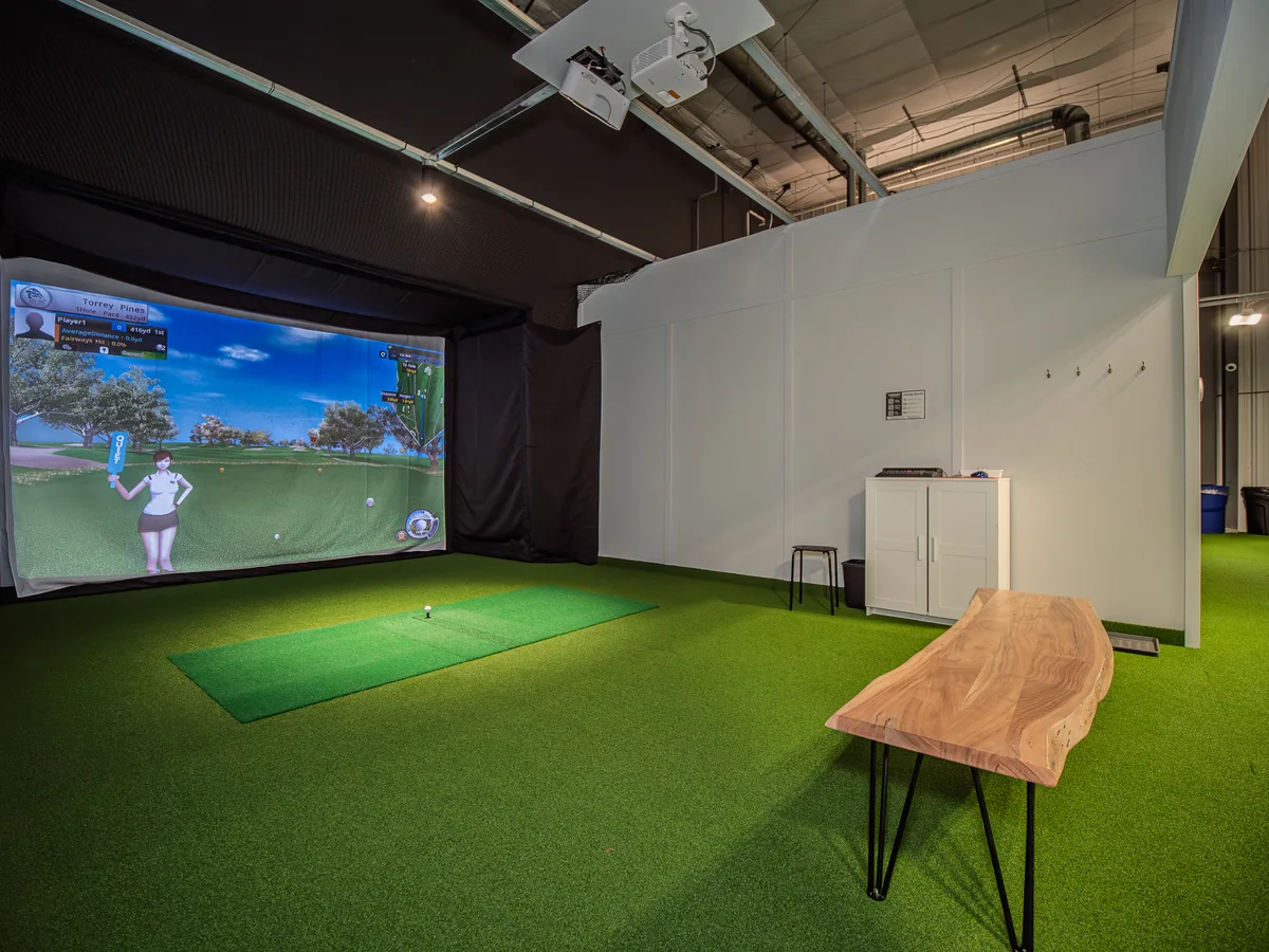 Room installation with a separate screen, projector and hitting area
